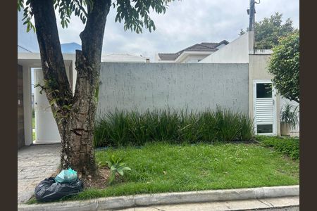 Casa de condomínio à venda com 180m², 4 quartos e 1 vagaÁrea externa