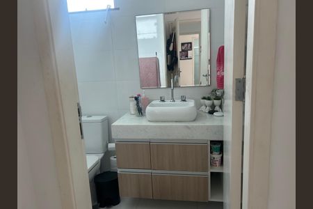 Casa de condomínio à venda com 180m², 4 quartos e 1 vagaBanheiro