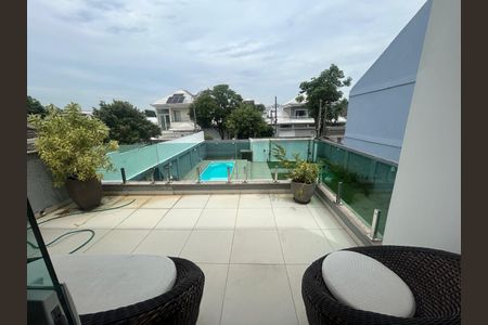 Casa de condomínio à venda com 180m², 4 quartos e 1 vagaÁrea externa