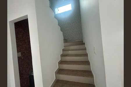 Casa de condomínio à venda com 180m², 4 quartos e 1 vagaEscada