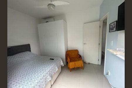 Casa de condomínio à venda com 180m², 4 quartos e 1 vagaQuarto