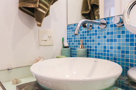 Apartamento à venda com 75m², 2 quartos e 2 vagas Apartamento à venda com 75m², 2 quartos e 2 vagasBanheiro