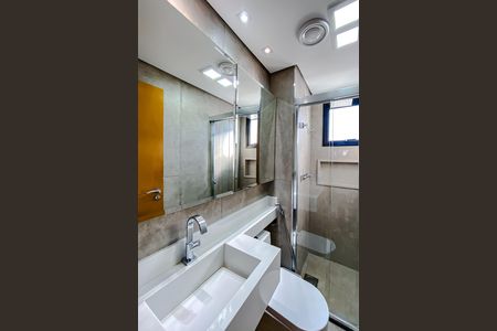 Banheiro social de apartamento à venda com 3 quartos, 82m² em Vila Bertioga, São Paulo