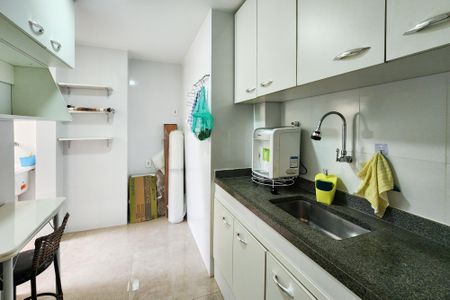 Apartamento à venda com 53m², 2 quartos e 2 vagasCozinha 