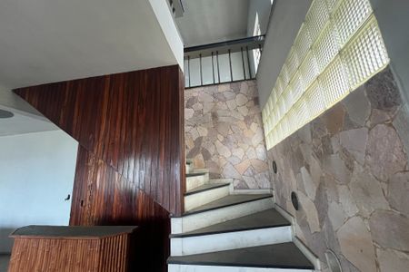 Casa para alugar com 700m², 5 quartos e 4 vagas Casa para alugar com 700m², 5 quartos e 4 vagasEscadas