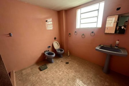 Casa para alugar com 700m², 5 quartos e 4 vagas Casa para alugar com 700m², 5 quartos e 4 vagasBanheiro 2