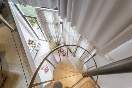 Apartamento para alugar com 40m², 1 quarto e 1 vaga Apartamento para alugar com 40m², 1 quarto e 1 vagaEscada