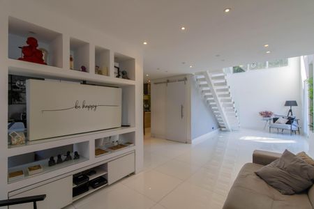 Casa para alugar com 200m², 3 quartos e 2 vagas Casa para alugar com 200m², 3 quartos e 2 vagasSala