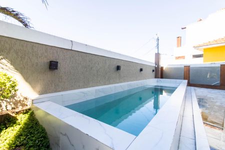 Casa para alugar com 200m², 3 quartos e 2 vagas Casa para alugar com 200m², 3 quartos e 2 vagasPiscina