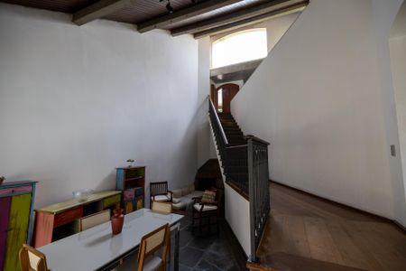 Casa de condomínio para alugar com 330m², 4 quartos e 4 vagasSala