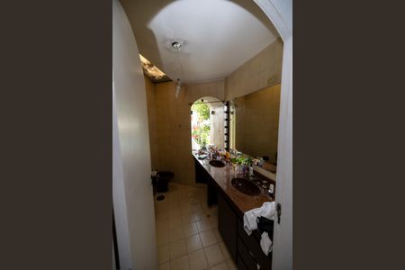 Casa de condomínio para alugar com 330m², 4 quartos e 4 vagasBanheiro da suite