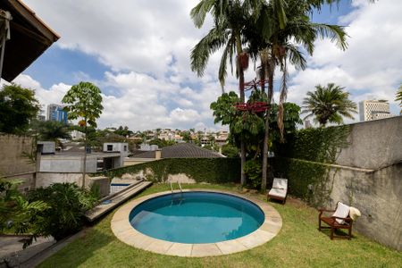 Casa de condomínio para alugar com 330m², 4 quartos e 4 vagasQuintal