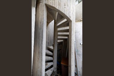 Casa de condomínio para alugar com 330m², 4 quartos e 4 vagasEscada de acesso 2