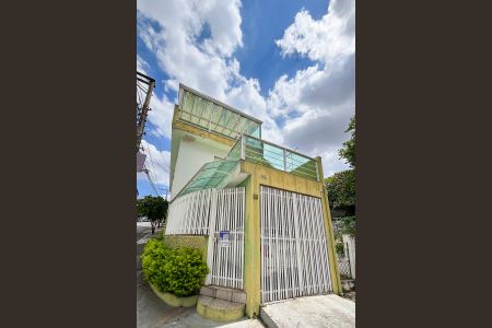 Casa para alugar com 200m², 2 quartos e 1 vagaFachada + plaquinha 