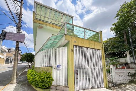 Casa para alugar com 200m², 2 quartos e 1 vagaFachada + plaquinha 