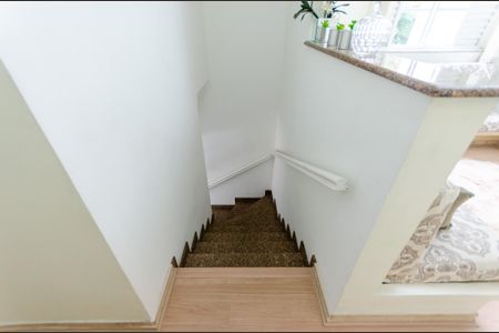 Casa à venda com 230m², 3 quartos e 4 vagas Casa à venda com 230m², 3 quartos e 4 vagasEscada