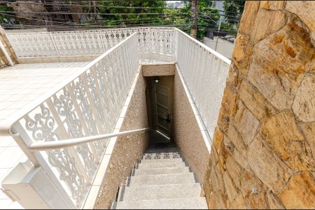 Casa à venda com 230m², 3 quartos e 4 vagas Casa à venda com 230m², 3 quartos e 4 vagasEscada