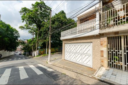 Casa à venda com 230m², 3 quartos e 4 vagas Casa à venda com 230m², 3 quartos e 4 vagasFachada