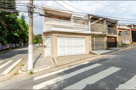 Casa à venda com 230m², 3 quartos e 4 vagas Casa à venda com 230m², 3 quartos e 4 vagasFachada