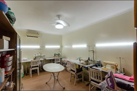 Casa à venda com 230m², 3 quartos e 4 vagas Casa à venda com 230m², 3 quartos e 4 vagasQuarto 1