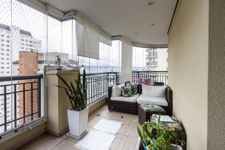 Apartamento à venda com 206m², 3 quartos e 4 vagas Apartamento à venda com 206m², 3 quartos e 4 vagasVaranda