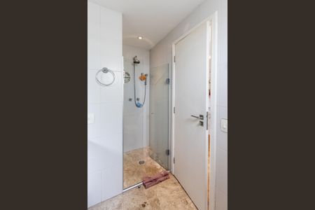 Apartamento à venda com 206m², 3 quartos e 4 vagas Apartamento à venda com 206m², 3 quartos e 4 vagasQuarto 2 - Banheiro da Suite