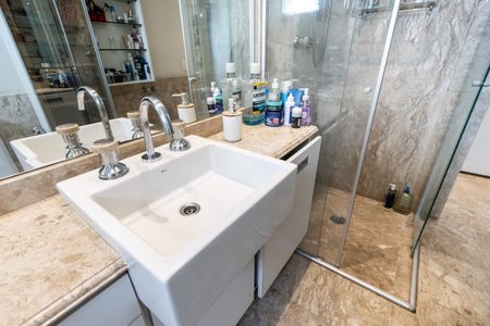 Apartamento à venda com 206m², 3 quartos e 4 vagas Apartamento à venda com 206m², 3 quartos e 4 vagasQuarto 1 - Suite Master - Banheiro