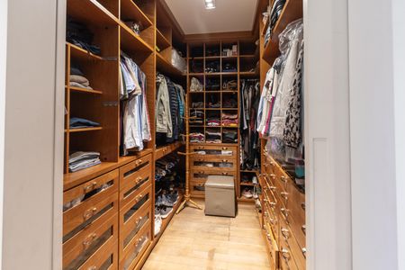 Apartamento à venda com 206m², 3 quartos e 4 vagas Apartamento à venda com 206m², 3 quartos e 4 vagasQuarto 1 - Suite Master - Closet