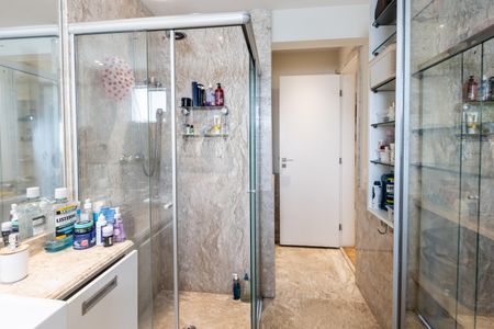 Apartamento à venda com 206m², 3 quartos e 4 vagas Apartamento à venda com 206m², 3 quartos e 4 vagasQuarto 1 - Suite Master - Banheiro