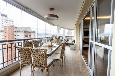 Apartamento à venda com 206m², 3 quartos e 4 vagas Apartamento à venda com 206m², 3 quartos e 4 vagasVaranda