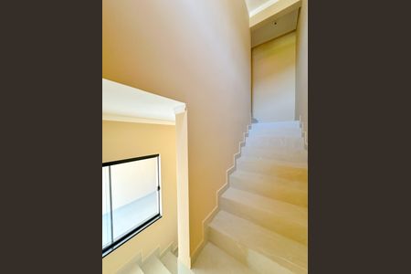 Casa para alugar com 102m², 2 quartos e 2 vagasEscada