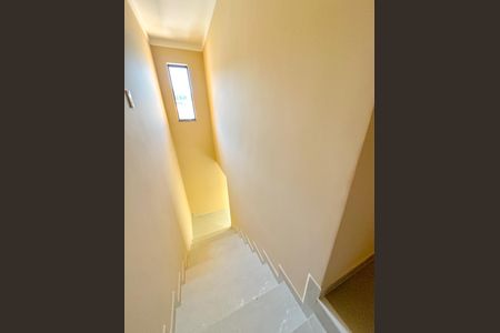 Casa para alugar com 102m², 2 quartos e 2 vagasEscada