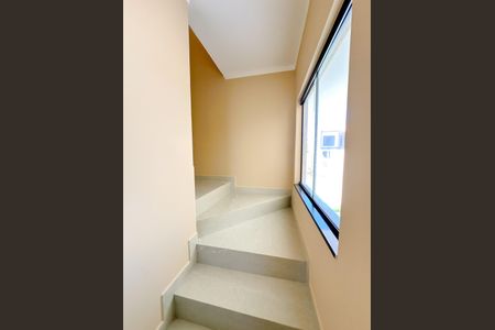 Casa para alugar com 102m², 2 quartos e 2 vagasEscada