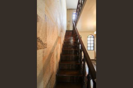 Casa para alugar com 392m², 4 quartos e 5 vagasEscada