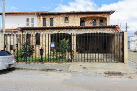 Casa para alugar com 392m², 4 quartos e 5 vagasFachada