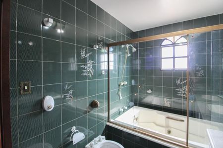 Casa para alugar com 392m², 4 quartos e 5 vagasBanheiro da Suíte 1