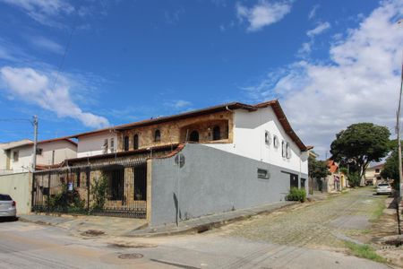 Casa para alugar com 392m², 4 quartos e 5 vagasFachada