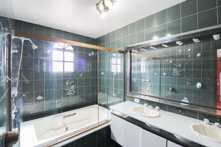 Casa para alugar com 392m², 4 quartos e 5 vagasBanheiro da Suíte 1