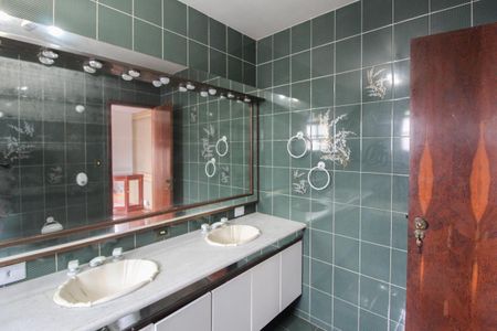 Casa para alugar com 392m², 4 quartos e 5 vagasBanheiro da Suíte 1