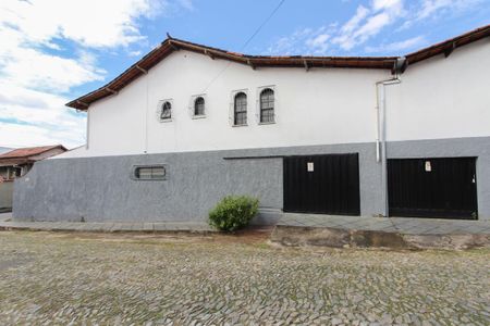 Casa para alugar com 392m², 4 quartos e 5 vagasFachada
