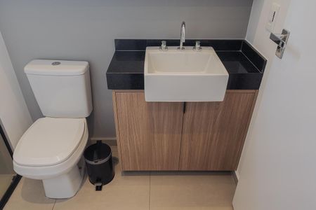 Banheiro de kitnet/studio para alugar com 1 quarto, 24m² em Pompeia, São Paulo