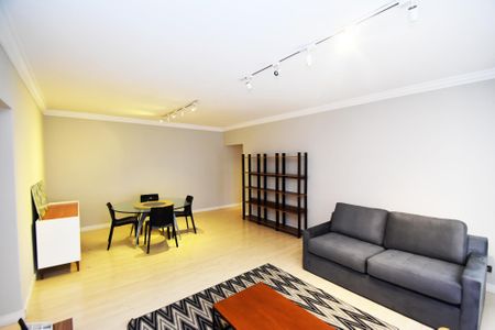 Sala de estar de kitnet/studio para alugar com 2 quartos, 150m² em Cerqueira César, São Paulo