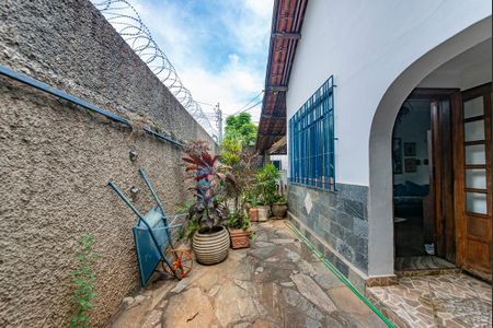 Casa à venda com 230m², 4 quartos e 3 vagas Casa à venda com 230m², 4 quartos e 3 vagasGaragem