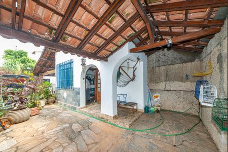 Casa à venda com 230m², 4 quartos e 3 vagas Casa à venda com 230m², 4 quartos e 3 vagasGaragem