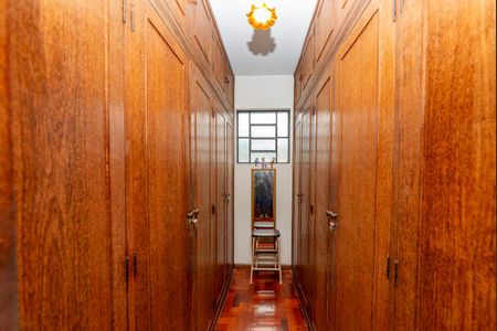 Casa à venda com 550m², 5 quartos e 4 vagas Casa à venda com 550m², 5 quartos e 4 vagasCloset da suíte 1