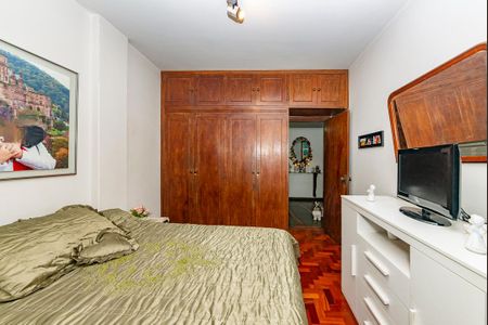 Casa à venda com 550m², 5 quartos e 4 vagas Casa à venda com 550m², 5 quartos e 4 vagasQuarto 4