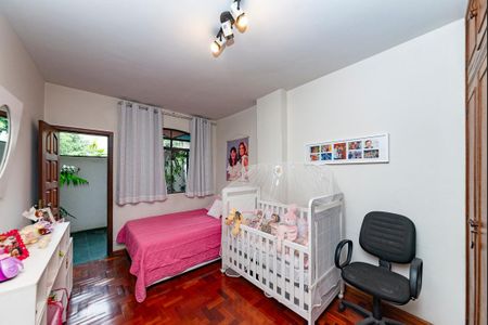 Casa à venda com 550m², 5 quartos e 4 vagas Casa à venda com 550m², 5 quartos e 4 vagasQuarto 6