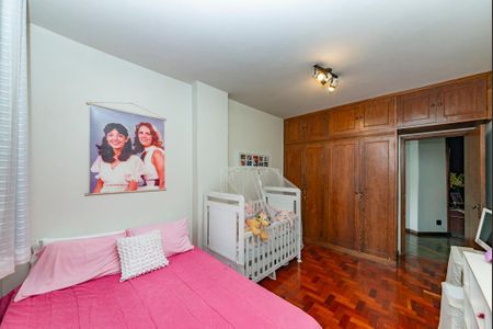 Casa à venda com 550m², 5 quartos e 4 vagas Casa à venda com 550m², 5 quartos e 4 vagasQuarto 6