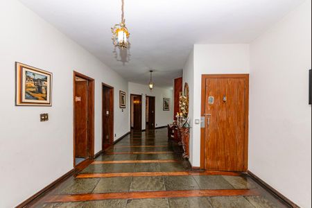 Casa à venda com 550m², 5 quartos e 4 vagas Casa à venda com 550m², 5 quartos e 4 vagasCorredor