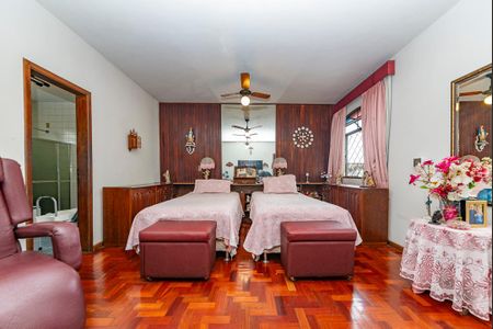 Casa à venda com 550m², 5 quartos e 4 vagas Casa à venda com 550m², 5 quartos e 4 vagasSuíte 1